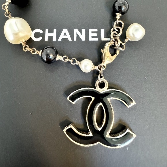 Chanel Enamel Pearl Beaded CC Bracelet - Picture 4 of 9